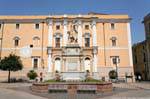 Oristano, Piazza Eleonora, Statue und San Vincenzo, Sardinien.