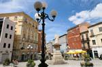 Sassari, Corso Vittorio Emanuele II, dem zentralen Platz mit einer Statue, Sardinien.