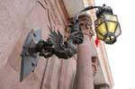Eine Laterne förmigen geflügelten Monster Piazza Italia, Palazzo Giordano Apostoli, Sassari, Sardinien.