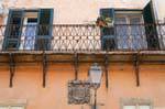 Sassari, Piazza Tola, ein Wappen unter einem Balkon, Sardinien.