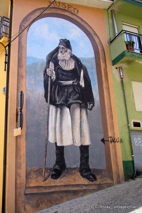 Fonni, der Hirte in historischen Kostümen, das Museum in der Straße Wandmalerei - Sardinien
