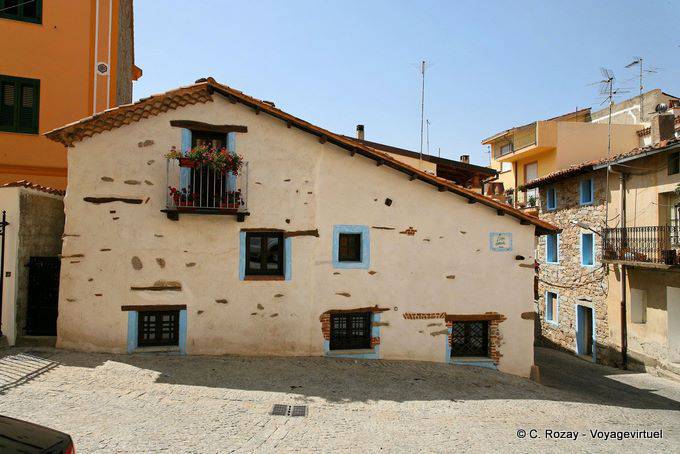 Fonni, ein traditionsreiches Haus in Piazza Secchi - Sardinien