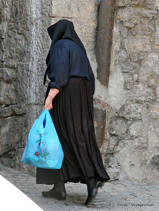 Orgosolo, eine Frau im traditionellen Kostüm, Rückansicht - Sardinien