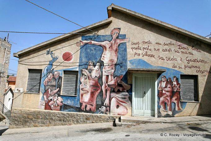 Orgosolo, Deus Bonu, Wandbild an der Fassade eines Hauses - Sardinien