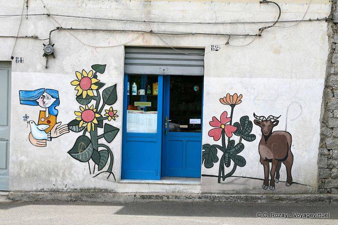 Orgosolo, Farbe auf der Fassade der modernen Lebensmittelgeschäft - Sardinien