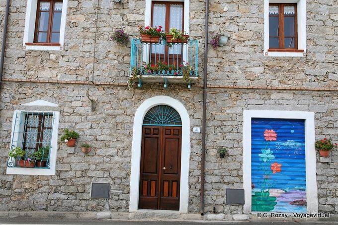 Orgosolo, Fassade von Stein bei 80 Corso Repubblica - Sardinien
