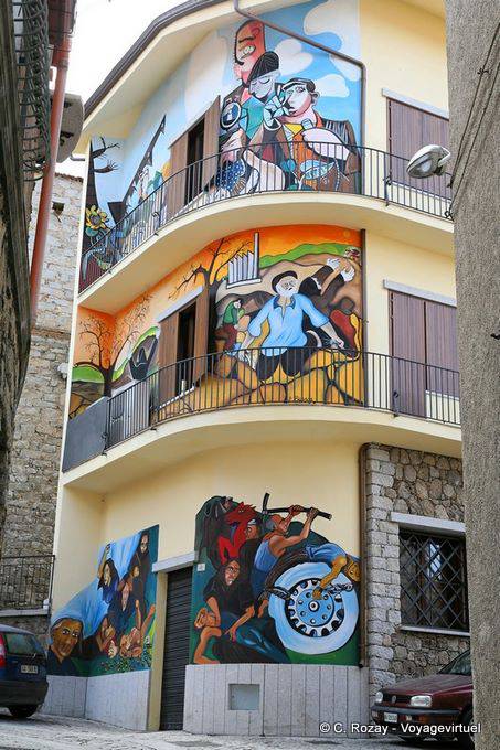 Orgosolo, bemalte Fassade der Biblioteca Comunale - Sardinien