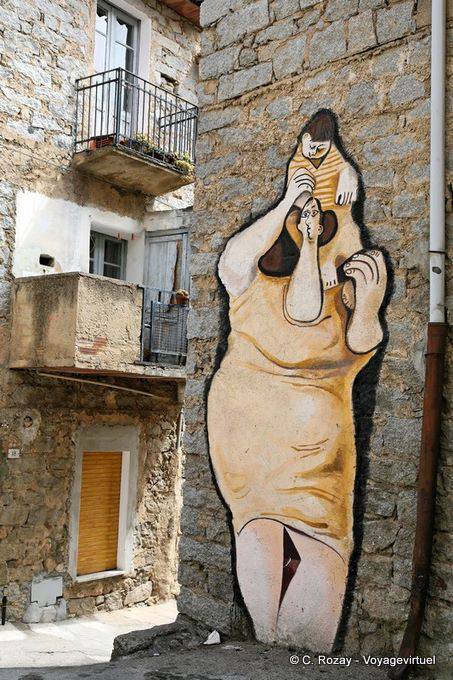 Orgosolo, die Frau mit seinem Kind auf seinen Schultern, via d'Azeglio, Wandmalerei - Sardinien