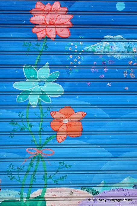 Orgosolo, gemalt Garagentor mit Blumen - Sardinien