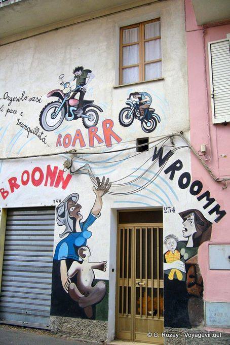 Orgosolo ist auch mit Ruhe und Frieden (Wrooomm Roarr) Wand mit dem Titel - Sardinien