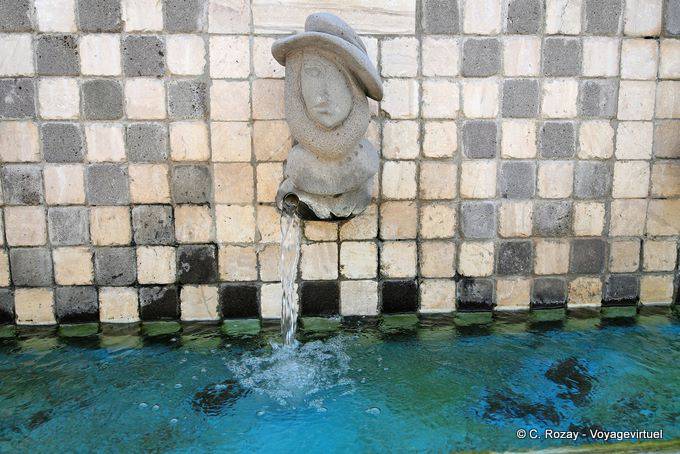 Tinnura, close-up auf einem Ausschnitt aus dem Brunnen des Tierkreises - Sardinien
