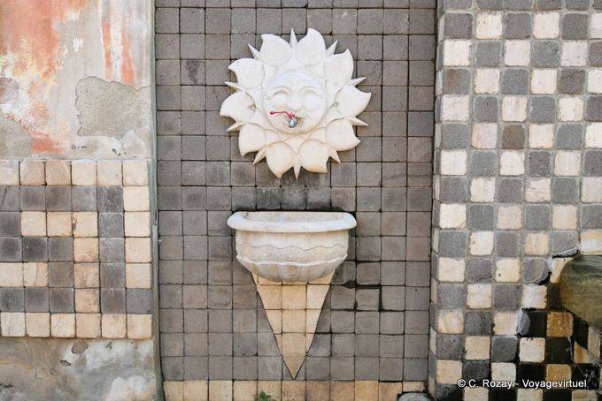 Tinnura, Waschbecken Sonnenbrunnen Zodiac - Sardinien