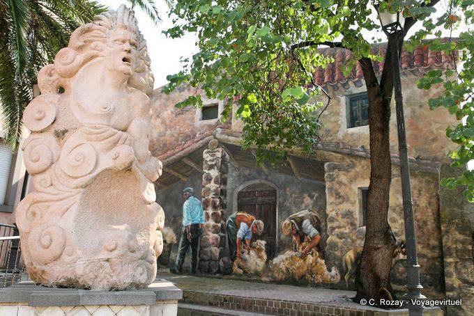 Tinnura, Piazza del Municipio, die monumentale Statue und Lackieren von Schafschur - Sardinien