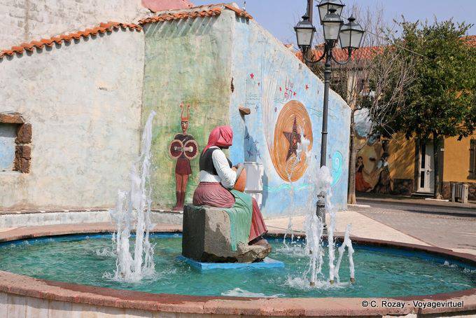 Tinnura, Brunnen auf der Piazza del Sole - Sardinien