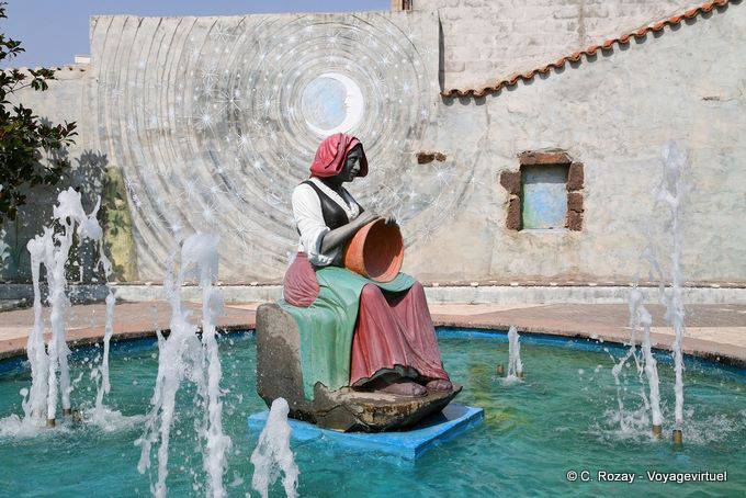 Tinnura, Piazza del Sole, die Statue im Brunnen - Sardinien