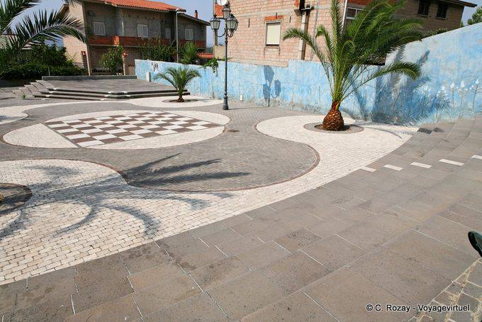 Tinnura, Piazza del Sole, die aus weißem Marmor Mosaik von Orosei, verheiratet mit grau Basalt - Sardinien