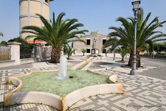 Tinnura Brunnen auf der Piazza Giovanni XXIII - Sardinien