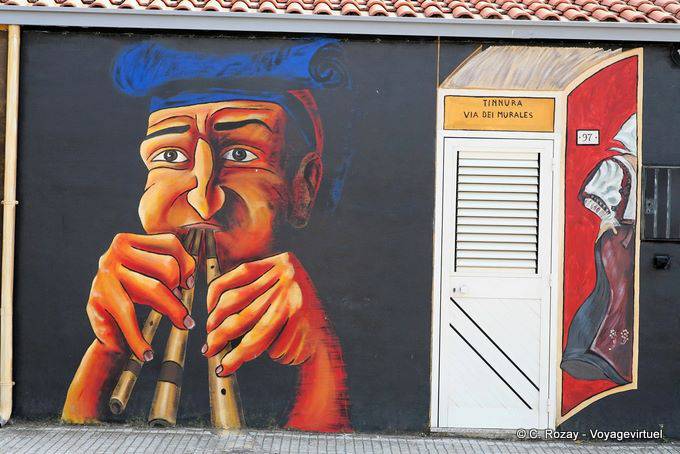 Tinnura, Musiker und Buch-förmige Tür, Via dei Wandmalerei - Sardinien
