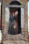 Fonni, Wollspinner vor der Haustür, mural, Sardinien.