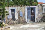 Fonni, die alte Frau und ihre Hütte, Wandmalerei, Sardinien.