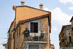 Straßenecke, Balkon Trompe l'oeil Wand Fonni, Sardinien.