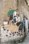 Orgosolo, das Schwein töten, naive Malerei der Via Tiziano, Sardinien.
