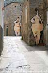 Orgosolo, auf die Steine ​​gemalt Frauen, Sardinien.