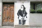 Orgosolo, der alte Mann mit der Waffe, Wand via Santa Caterina, Sardinien.