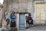 Orgosolo, die beiden Frauen von der Via G. Corraine, Sardinien.