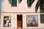 Romana, Aktfotos und Nähen, Wand des Via Umberto, Sardinien.