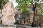 Tinnura, Piazza del Municipio, die monumentale Statue und Lackieren von Schafschur, Sardinien.