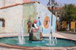 Tinnura, Brunnen auf der Piazza del Sole, Sardinien.