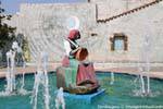 Tinnura, Piazza del Sole, die Statue im Brunnen, Sardinien.