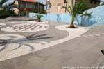 Tinnura, Piazza del Sole, die aus weißem Marmor Mosaik von Orosei, verheiratet mit grau Basalt, Sardinien.