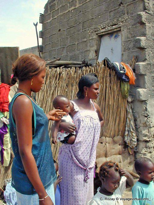 Bewohner des Dorfes und ihre Kinder (Sine-Saloum) - Senegal