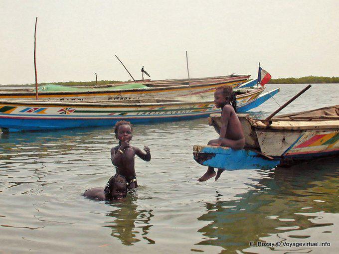Kleine Mädchen Baden im Fluss Sine Saloum - Senegal