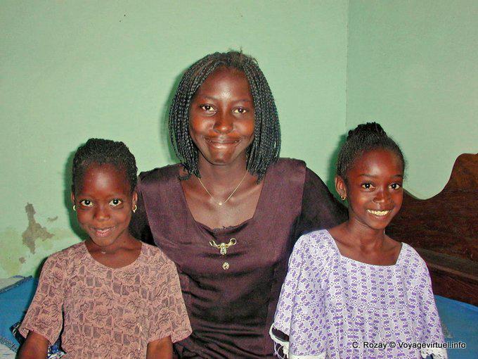 Portrait der Kinder in der Familie mit unserem Freund Meriem, Foundiougne - Senegal