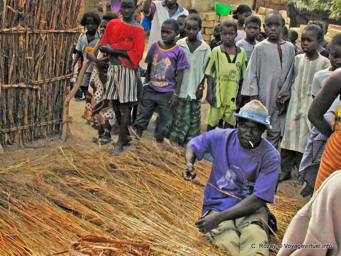Stroh Fertigung in einem Dorf - Senegal