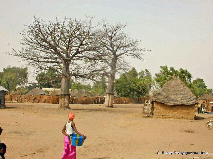 Passante in dem Dorf in der Nähe von Kaolack - Senegal
