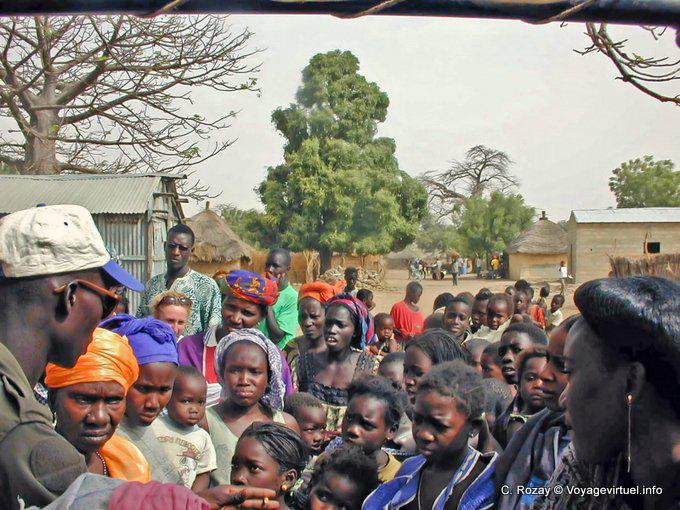 Gesichter während einer Verteilung von Geschenken in einem Dorf in Saloum - Senegal
