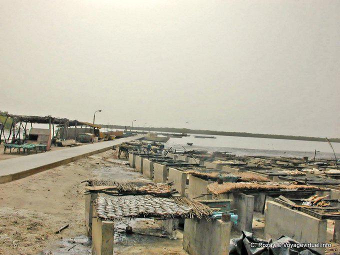 Blick auf einen kleinen Fischerhafen von Saloum - Senegal