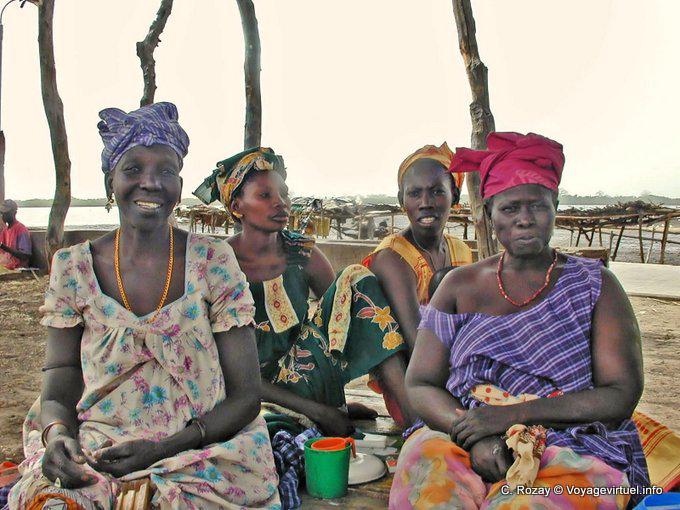 Platz Boubou Frauen in einem Dorf im Sine-Saloum - Senegal