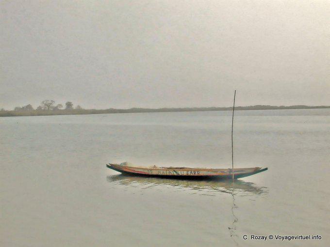Boot vertäut an einen Pfahl im Saloum - Senegal