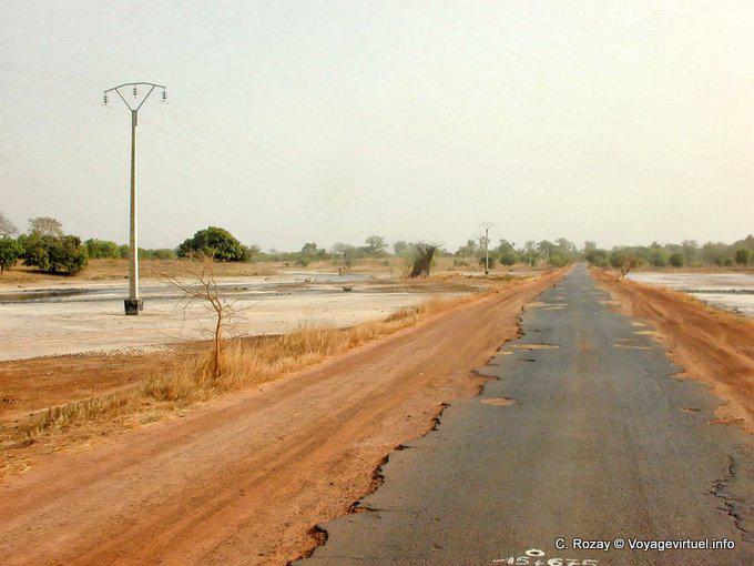 Holprigen Straße zwischen Salz und Erde - Senegal