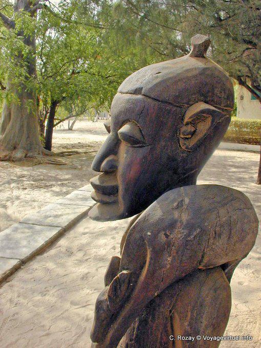 Holzstatue mit Spiel auf der Schulter - Senegal