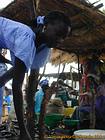 Meriem Einkaufen tun, Senegal.