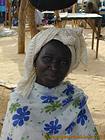 Porträt von einem Kaufmann, Markt Foundiougne, Senegal.