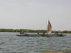 Saloum Flussboot steigen die Segel, Senegal.
