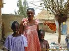 Lächelnde Kinder im Hof ​​der Box, Senegal.