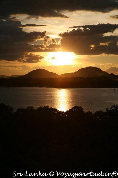 Sonnenuntergang auf dem See vom Heritance Kandalama Hotel, Dambulla gesehen - Sri Lanka